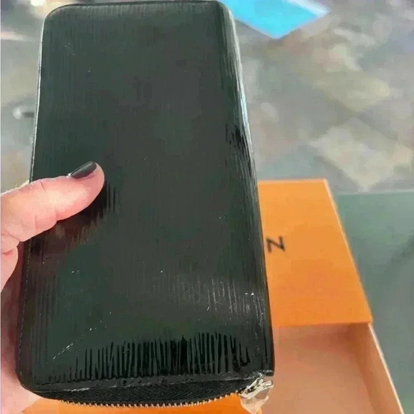 EUC Louis Vuitton Epi Noir zippy wallet full inclusion and new zipper pull - Picture 3 of 14